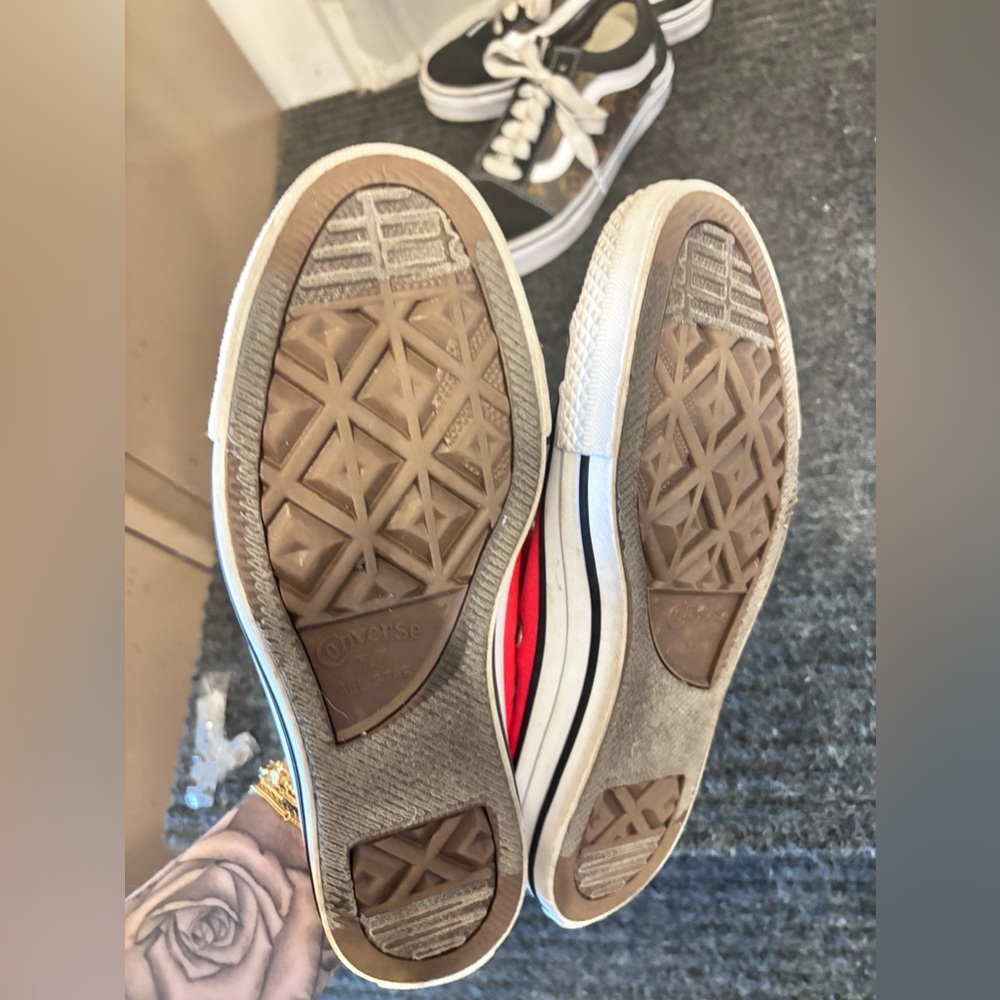 Red converse - Picture 2 of 4
